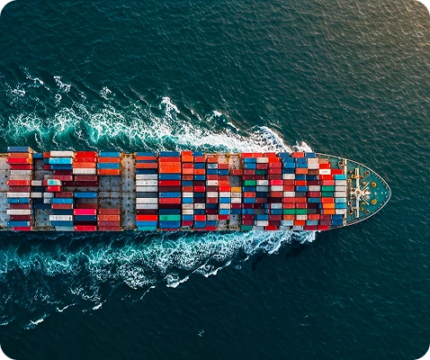 Navio cargueiro em operação